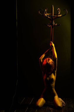 Genç bir kızın erotik dansı. Askıda çıplak bir kadın var. Güzel, genç, şehvetli vücut..