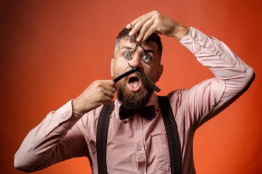 Berber portresi. Berber dükkanı ekipmanlı bir adam. Çekici bir adam. Komik fotoğraf..