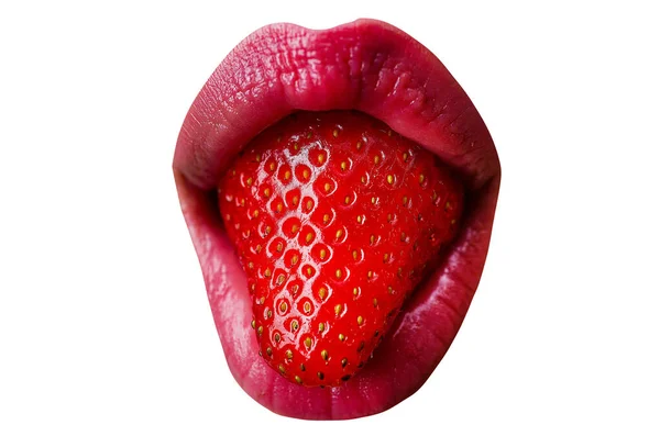 Schöne junge Frau mit Erdbeere im Mund, Nahaufnahme. Sexy Essen. Lippen leckeres Konzept. Weibchen Mund isoliert auf weißem Hintergrund. — Stockfoto