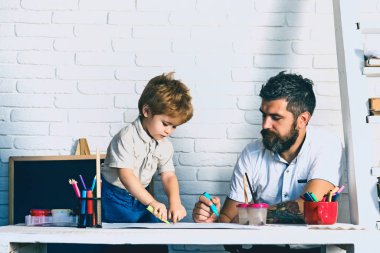 Okula hazırlanıyorum. Çocuk yakında okula gidecek. Merhaba Eylül. Anaokulu eğitimi, anaokulu öğrencisi babasıyla resim çizer. Gelişme. Yaratıcı eğitim. Ailesini çiziyor, babası oğlunu çiziyor..