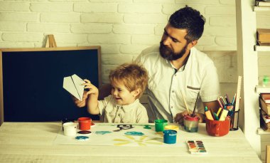 Avia hobisi. Aeromodellik. Geleceğin mesleği. Oğlu ve babası kağıttan uçak yapıyor. Hayaller ve gelişim. Çocuklar ebeveynleriyle oynarlar. Pilot gibi bedava oyun. Çocuklar için sanat ve yaratıcılık.