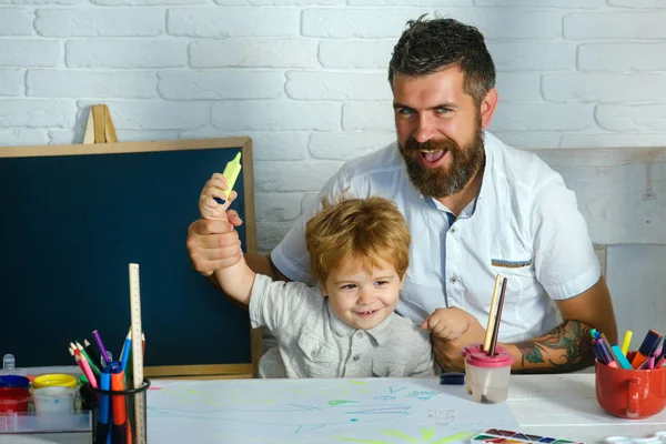 Kunst voor kinderen. Bebaarde volwassen vader leert tekenen zoontje in de studio. Jongen en man tekening. Creatief onderwijs en kunst, ontwikkeling in de kleuterschool. Jeugd met ouders getalenteerde docent. — Stockfoto