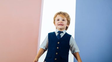 Mutlu çocuk. Güzel çocuk. Küçük beyefendi. Anaokulu öğrencisi.