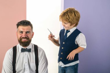 Mutlu oğul babasının saçını kesiyor. Tıraş adam ve ustura adam. Berber Tıraşları ve Saçları. Sakal kesimi. Usta kuaför ve makas ve tarak kullanma stili. Erkek müşteri kuaföre tıraş oluyor..