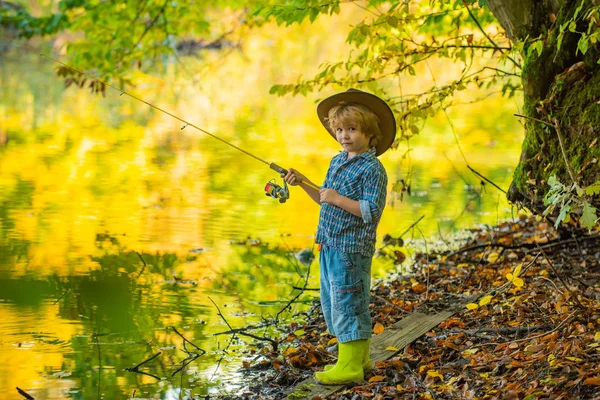 Fin de semana. Un pescador está pescando en un estanque. Un chico guapo y sus aficiones. Caña de pescar. Acampar con niños. Pescado. Hermosa niña en el fondo del bosque . — Foto de Stock