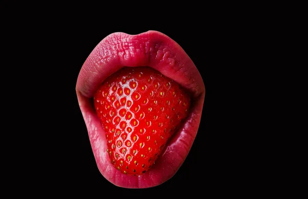 Lippen mit Erdbeeren. sexy Schild auf schwarzem Hintergrund. Cocktailbar. Heiße Party. leckerer Beerengeschmack. Eine junge Frau hält einen leckeren Imbiss im Mund. Geschmackvolles Schmiermittel. — Stockfoto