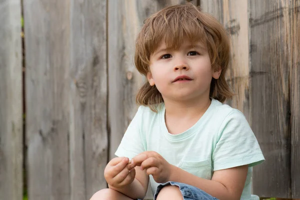 Aranyos gyerek érdeklődéssel néz. Gyönyörű gyermekportré. Jóképű fiú 5 éves.. — Stock Fotó