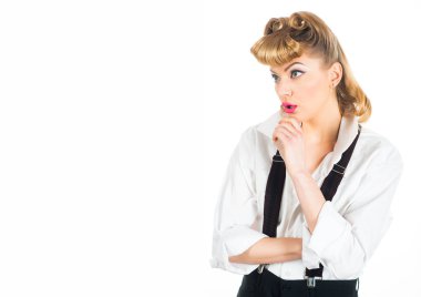 Bir kız reklam okuyor. Beyaz arka planda, fotokopi alanı olan genç bir kadın. Duyuru, teklif. Kadınlar için reklam yapıyorum. Kız şaşırdı..