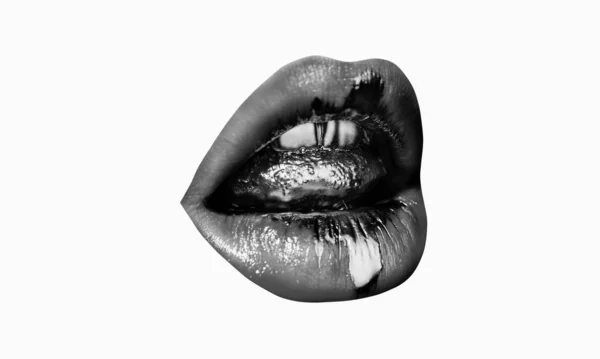 Lip gotejamento de ouro. Lábios sexy com ouro. Boca feminina isolada sobre fundo branco. Lábios e língua na boca . — Fotografia de Stock