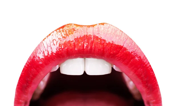 Σέξι χείλη με κόκκινο κραγιόν. Αισθησιακό γυναικείο στόμα. Λευκά δόντια σε γυναικείο στόμα. Απομονωμένα σε λευκό φόντο. — Φωτογραφία Αρχείου