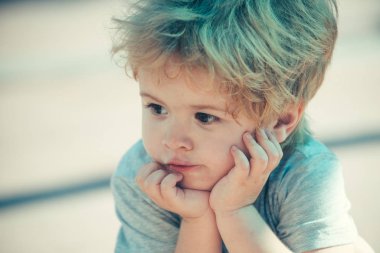 Anaokulu kapanışı. Güzel çocuk. Çocuksu düşünceler ve gelişim psikolojisi.