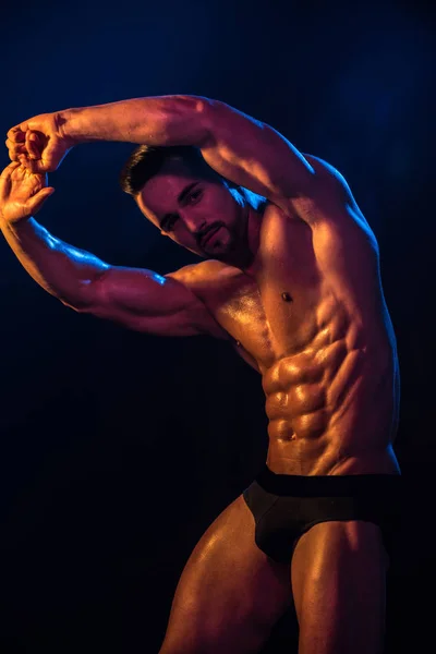 练习。 健身房。 一个完美的身体教练 漂亮的男性身体。 运动肌肉。 性感的家伙. — 图库照片