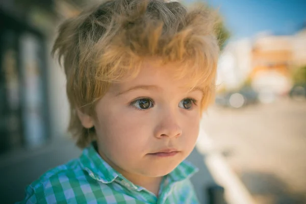 Faccia da bambino. Emozioni. Ritratto. Primo piano ragazzo . — Foto Stock