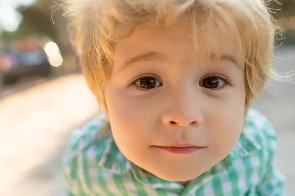 Lindo niño. Retrato. Hermosa cara de bebé. Chico gentil . —  Fotos de Stock