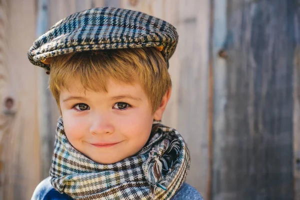 Портрет веселого мальчика в ретро-кепке. Милый мальчик. Красивый ребенок . — стоковое фото