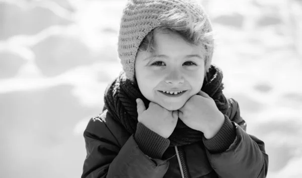 Χαρούμενο αγόρι σε φόντο χιονιού. Παιδί του χειμώνα. Διακοπές Συναισθήματα. — Φωτογραφία Αρχείου