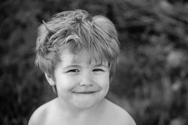 Šťastný portrét dítěte. Emoce na dětskou tvář. — Stock fotografie