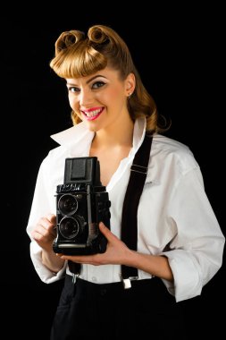 Hafıza için fotoğraf. Genç bir kız elinde bir retro kamera tutuyor. Fotoğrafçı.