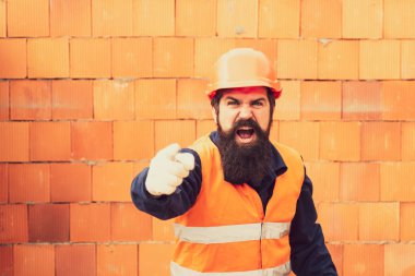 İşçi Bayramı. Mimar çığlık atar ve parmağını öne doğru gösterir. Sakallı işçi..