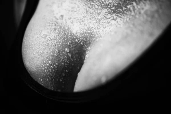 Красивая женская грудь. Чувственное тело. Молодая девушка в черной майке . — стоковое фото