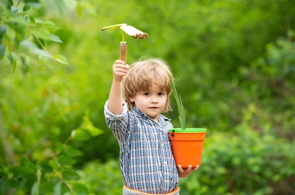 Frühlingsarbeit im Garten. Schaufel und Feldwerkzeug. Kleiner Bauer. Ökolandbau. — Stockfoto