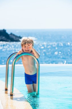 Mutlu genç adam güneşli bir günde sahilde eğleniyor. Cennet 'te tatil. Mutlu deniz yaşam tarzı.