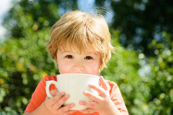 Мальчик с чашкой. Счастливого здорового ребенка. Счастливое детство на природе . — стоковое фото
