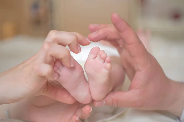 Pés de bebé nas mãos da mãe e do pai. Conceito de amor, amor familiar . — Fotografia de Stock