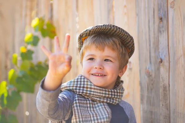 Ok, gesto. Ragazzo felice. Bambino di buon umore. Ragazzo felice . — Foto Stock