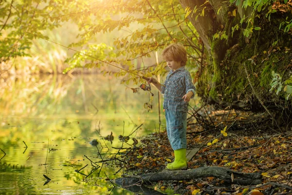 Σ / Κ. Αγόρι με καλάμι ψαρέματος στη λίμνη. Παιδί της φύσης. — Φωτογραφία Αρχείου