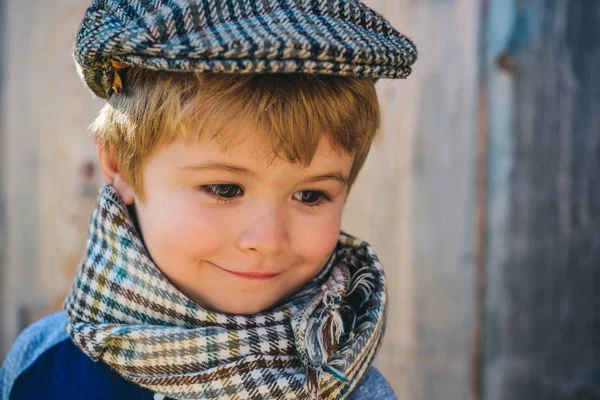 Un po 'irlandese. Ritratto di bambino allegro con cappuccio retrò. Che bel ragazzo. Che bel bambino. Bambino in imbarazzo . — Foto Stock