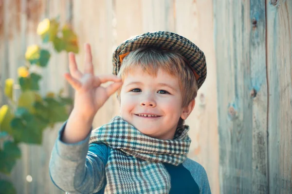 L'asilo mostra segni di gesti. Bellissimo bambino. Buona infanzia. I bambini affrontano con un sorriso . — Foto Stock