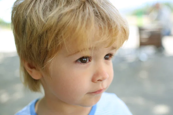 Gyerekes érzelmek az arcon. Portré. Meglepetés. Elképedt gyermek. Aranyos baba arc.. — Stock Fotó