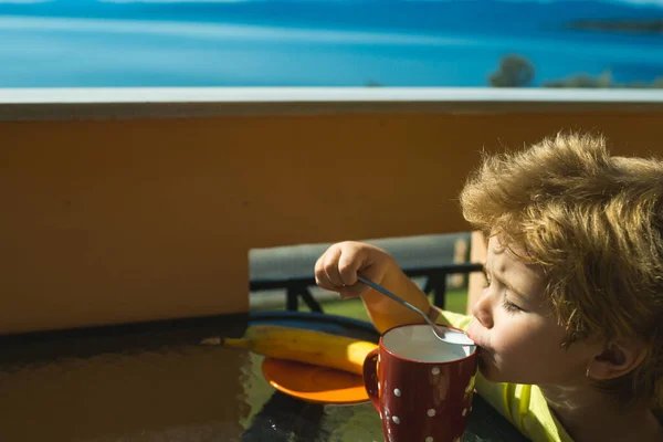 ミルクシェイク。子供のための食品。観光と子供時代。子供は外に食料を持ってる。家族の朝食。おいしい飲み物。ミルク. — ストック写真