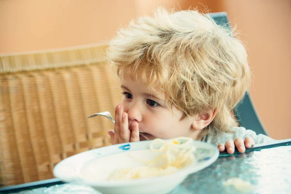 Детское питание. Мальчик с обедом. Милый ребенок с спагетти . — стоковое фото