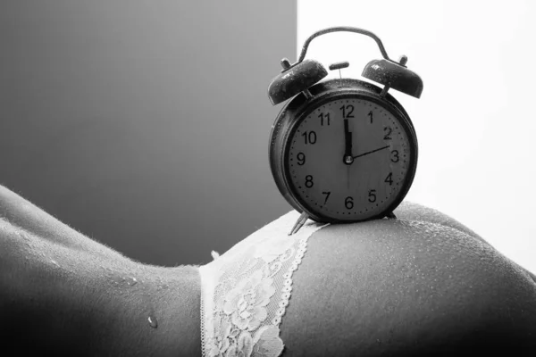 Η έννοια του χρόνου και του σώματος. Ρολόι ρετρό σε fit γλουτούς. — Φωτογραφία Αρχείου
