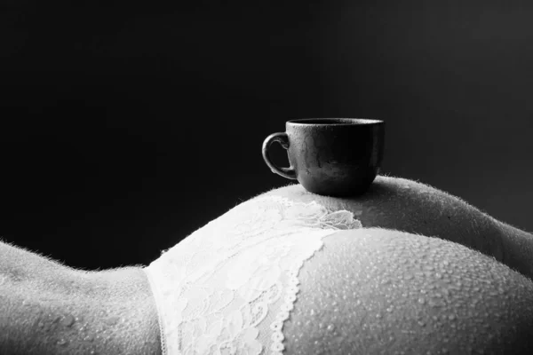 A kávé hatása a narancsbőrre. Kávészünet. Egy csésze kávé egy női testen. Szünet, szünet. Pihenj fitnesz után. — Stock Fotó