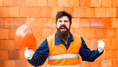 Başarı. Başarılı inşaatçı bir başarı göstergesi. İnşaat işinin mutlu sahibi. İnşaat izni. Mutlu sakallı inşaatçı.
