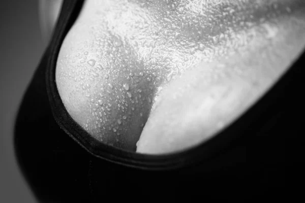 Large female breasts. Beautiful black shirt. Wet breast. Woman in gym after strength and cardio exercises. — Stock Photo, Image