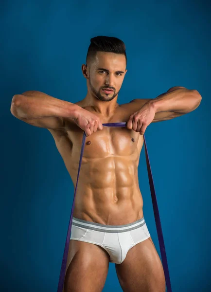 Idrottare med träningsgummiband. Övningar i gymmet med elastiska band för fitness. — Stockfoto