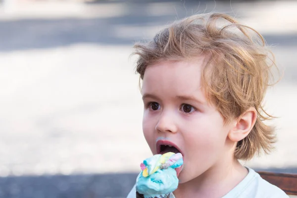 Il ragazzo mangia gelato multicolore. Dolce estivo. Gelato alla vaniglia blu e capretto. Tutti Frutti Dessert. Estate umore del bambino. Bellissimo ritratto bambino con gelato . — Foto Stock