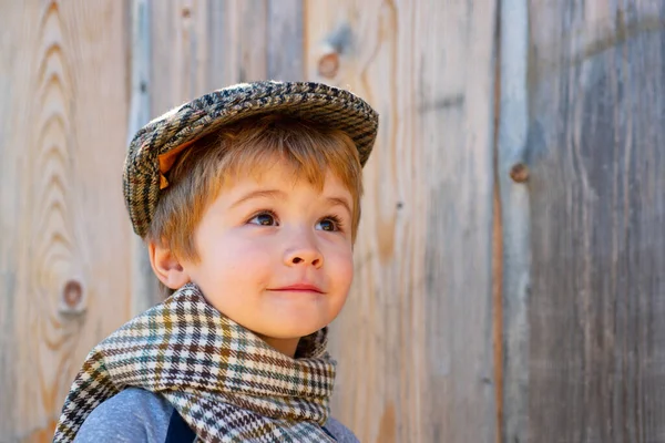 Παιδικά μάτια. Το αγόρι κοιτάζει ψηλά. Παιδική ευτυχία. Ευτυχισμένη παιδική ηλικία. Αγόρι σε ρετρό στυλ ρούχα. — Φωτογραφία Αρχείου