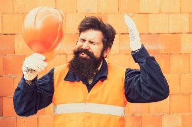 Sorun çözme konsepti. İnşaatçı ya da mühendis sorunu nasıl çözeceğini buldu. Sert şapkalı ve üniformalı bir adam. İnşaat sorunları.
