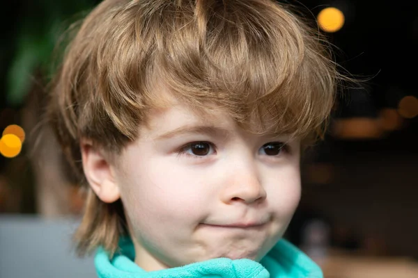 Barnens porträtt. En avlad pojke. Smart pojke. Ansiktskänslor. Tankar, känslor. Förskolebarn närbild. — Stockfoto