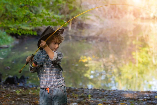 Solitudine. Quarantena. A pescare da solo. Ragazzo triste cattura un pesce sul lago. Frustrazione ed eco-friendly uscita delle emozioni. Auto isolamento. Canna da pesca . — Foto Stock