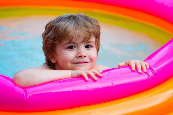 夏天的心情家里的游泳池孩子们休息吧自我隔离。隔离。在水潭里的男孩在大脑皮层分离的时候. — 图库照片