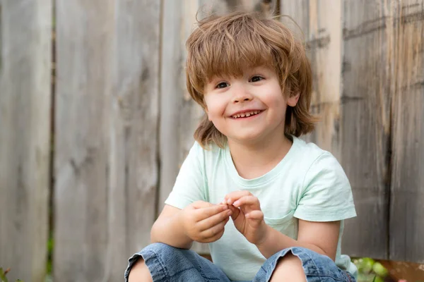 Feliz tiempo con el niño. Feliz sonrisa en la cara de los niños . — Foto de Stock