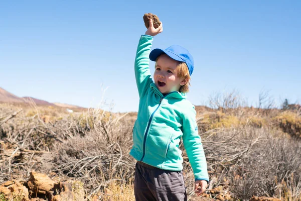 Φαντασία. Φαντασία. Ένα αγόρι παίζει με μια πέτρα στην έρημο. Ηλιόλουστη μέρα και παιδικά παιχνίδια. — Φωτογραφία Αρχείου