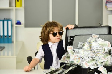 - Mafya. Güneş gözlüklü, bir çanta dolusu parası olan sevimli bir çocuk. Kumar oynuyorum. Kumar kazanır. Çocuklar ve para. Finansal eğitim. Ekonomik kriz sırasında başarılı bir işadamı.
