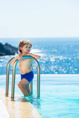 Su havası. Yaz tatili. Denize yakın en iyi havuz. Oğlan ve havuz.